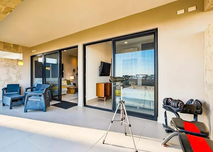 Modern With Ocean View, Pool, Patio, Tennis & Gym *